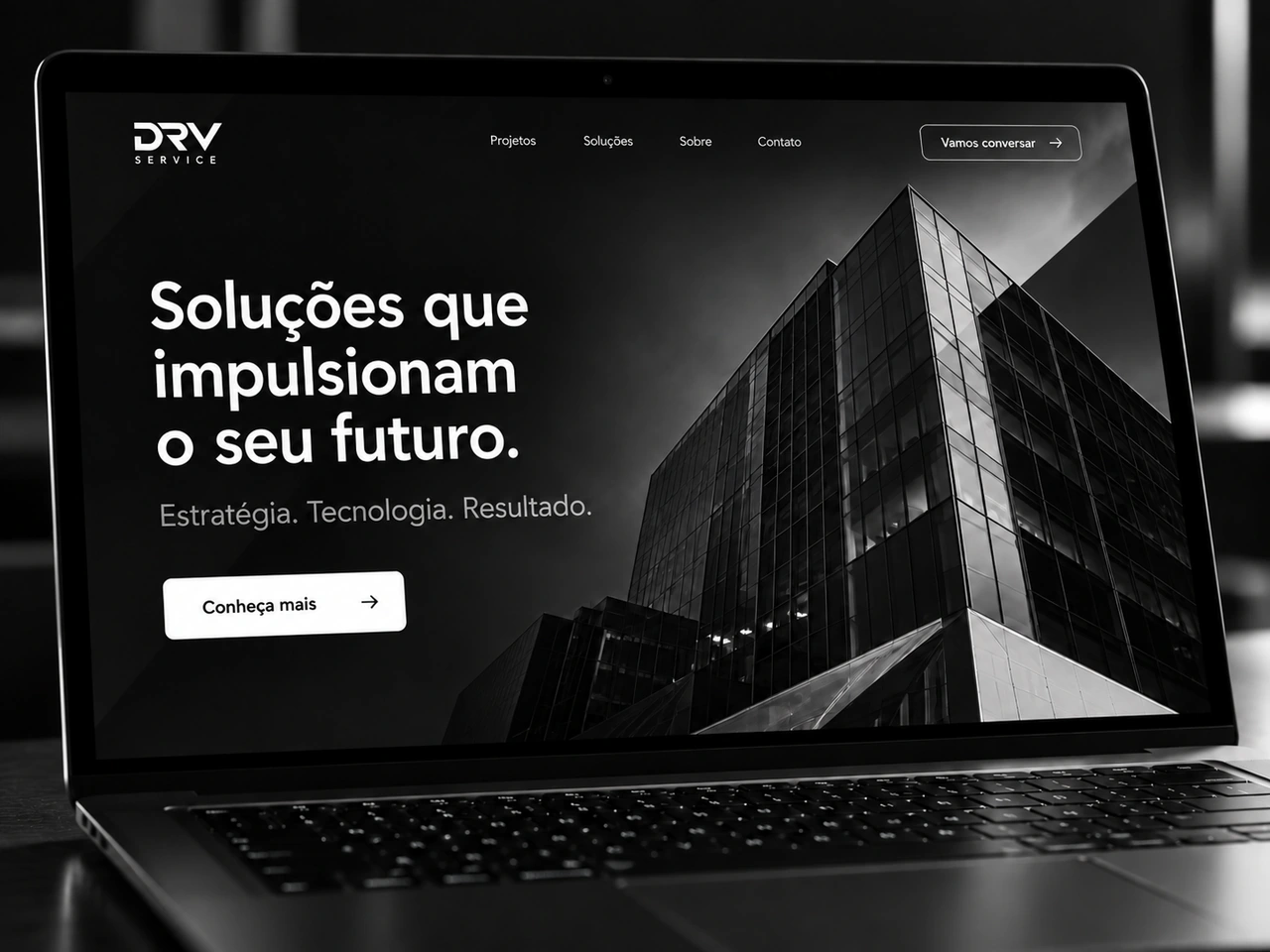 Exemplo de site institucional em um notebook